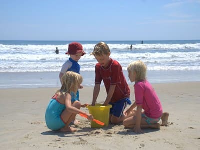 Kinder-am-Strand-gross