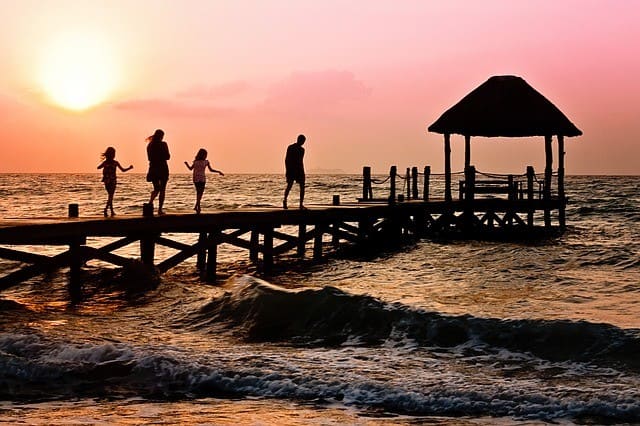 Familie-mit-Sonnenuntergang