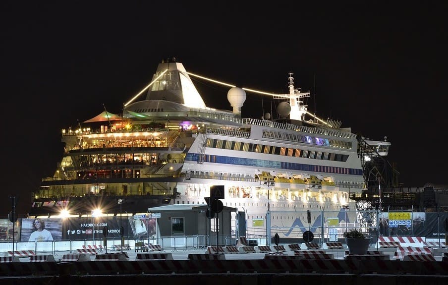 msc-schiff-bei-nacht